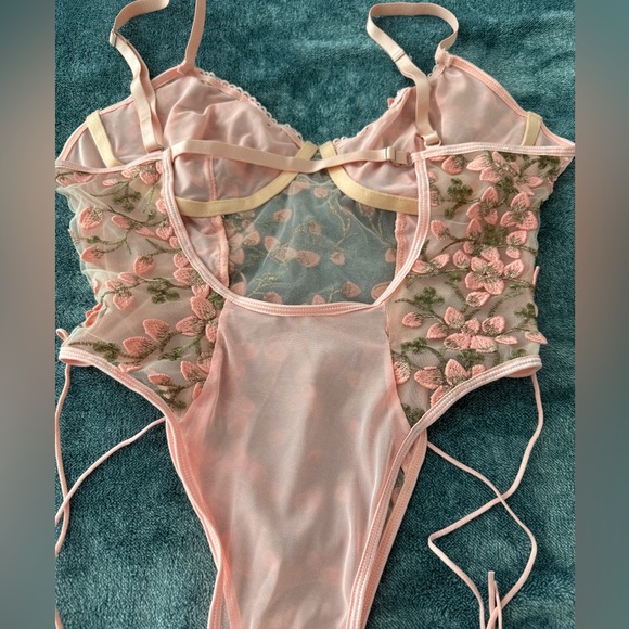 Lingerie - Picture 6 of 8